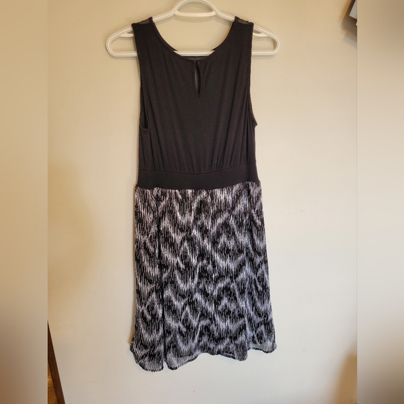 Small Women's Thyme Maternity Dress - Picture 2 of 4